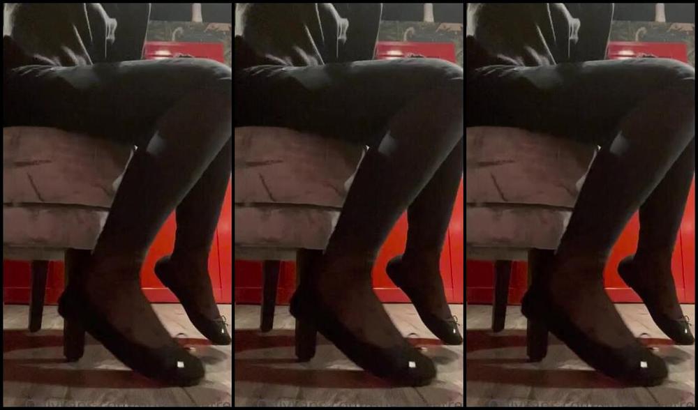 Queenfeetred Nicknamed Queenfeetred Onlyfans These Flats Make My Feet Very Smellywould U Sniff Them2