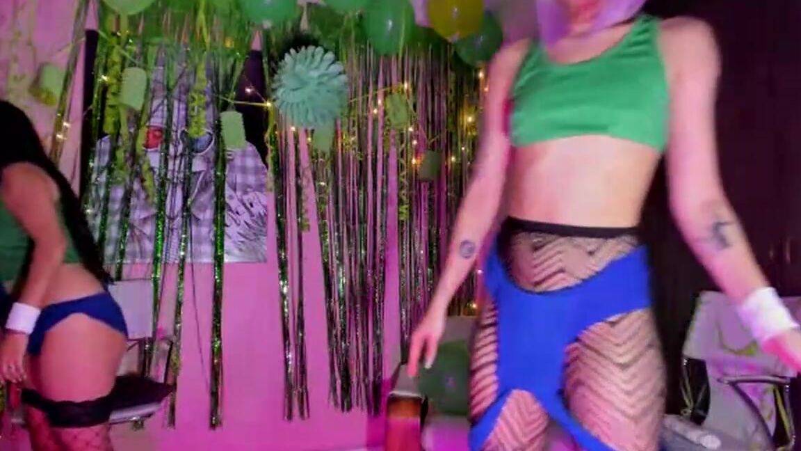 "RoxyModel" girl girl, ice fetish, lotion/oil fetish, saint patrick’s day Beer Kiss 2 Gilr manyvids