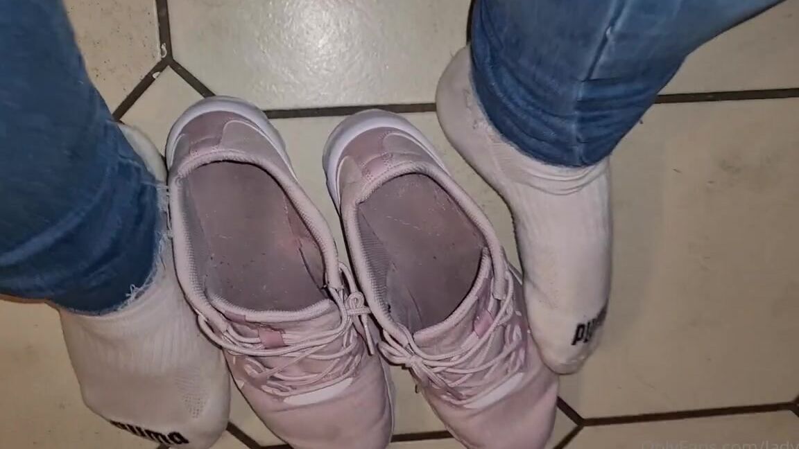 Lady Shayqoscuckoldress Nicknamed Ladyshay 12 28 2023 Onlyfans Video Stinky Sneakers And Socks For Sale Be Fast