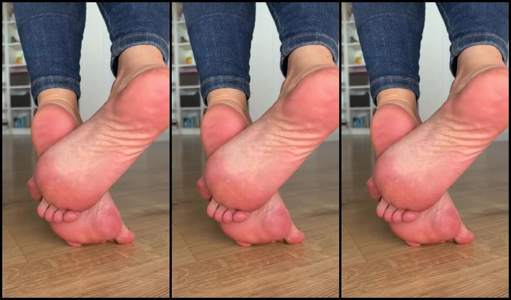 Cute Lily F33T Nicknamed Cute Lily F33T 11 03 2023 Onlyfans Video Promissed Video From Under The Chair Ps Gnpa