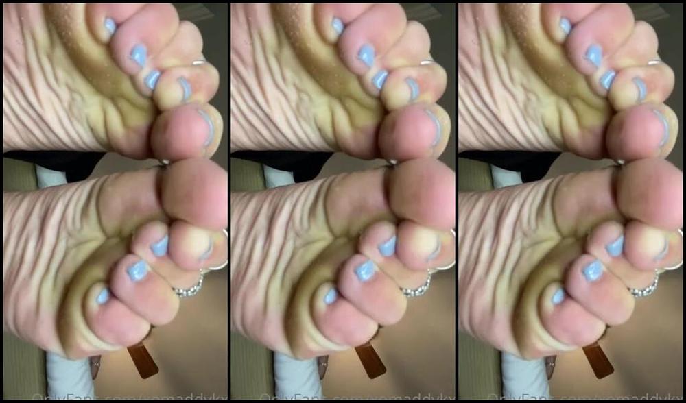 Goddess Kaylee Aka Xomaddykxo Onlyfans I Told You My Socks Were Gunna Stink Footboy But First Lick My Fucking Shoesp