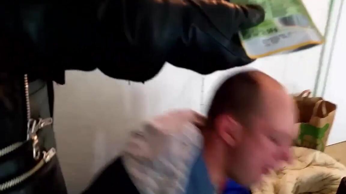 Herrinlady Onlyfans Sieh Zu Wie Ich Meinen Sklaven Zwinge Wirklich Abartige Dinge Zu Fressen Es Tut Alles Fr Seinep