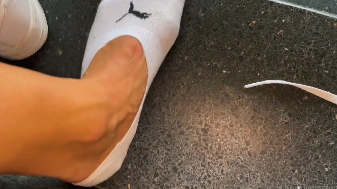 Goddessmona 91 Onlyfans Heute Wurden Die Puma Socken In Meinen Nike Air Force Weiter Bearbeitet Wie Du Mehr Als Deutlich Sehp