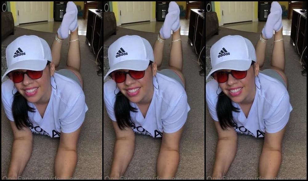 Deedeericanfeet Onlyfans As Requested In Pose Wit Socks Then Off Wit Them Lol