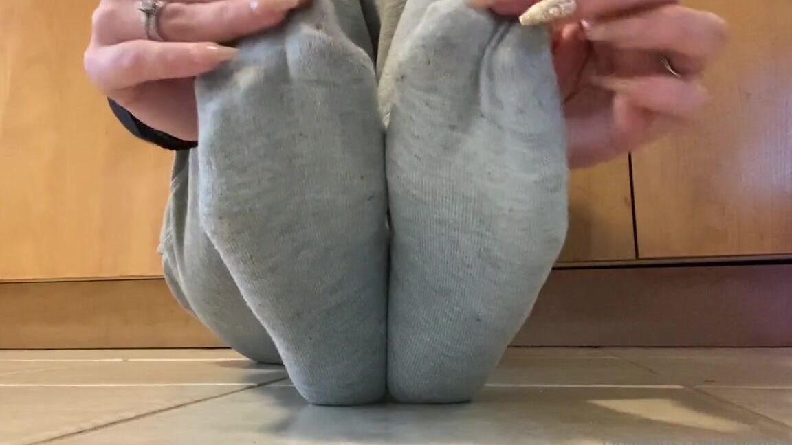 Goddesskayy Nicknamed Goddesskayy Onlyfans I Did So Much Running Around Today My Feet Are Killing Me But Imagine How Good My Socks Smell Righ