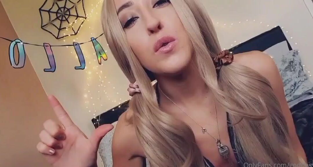 Miss Evie Lock Nicknamed Missevielock Onlyfans That Little Thing Between Your Legs Well I Bet That Its