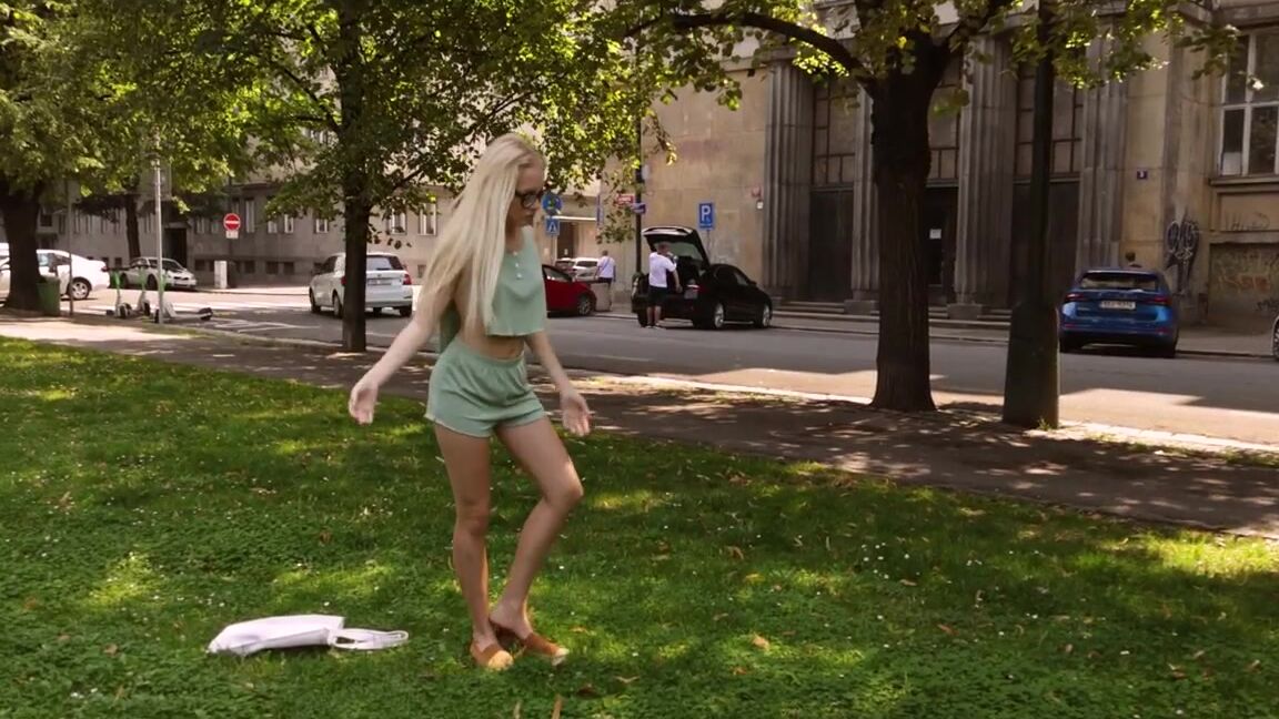 Bralessforever 2024 05 11 Emma White Green Outfit With Emma White