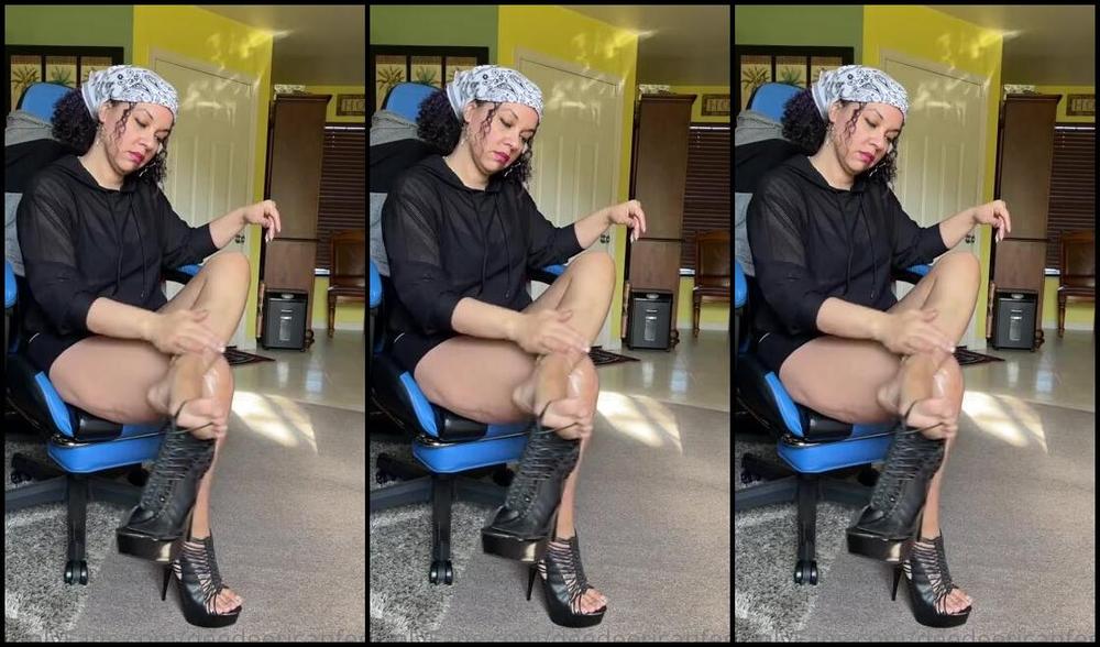 Deedeericanfeet Onlyfans As Requested Was Trying To Be A Lil Sexy Oily Legs And Heels