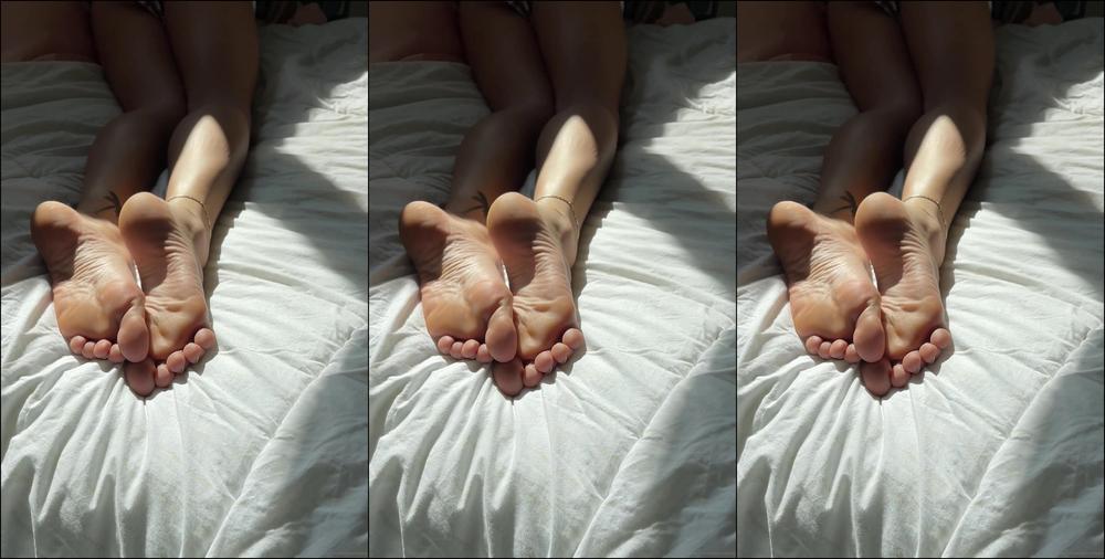 Xomaddykxo Imagine Waking Up To These Soft Arches I D Ask You To Suck Each Toe Nice Andddd Slo