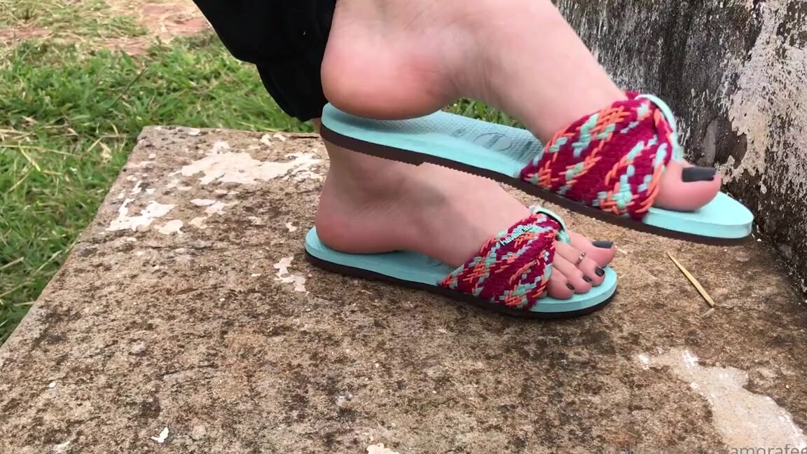 Pezinhos Da Amora Aka Amorafeetofc Onlyfans Imagine You Running At The Park And Show Me Doing This Shoeplay What Do You Do 1