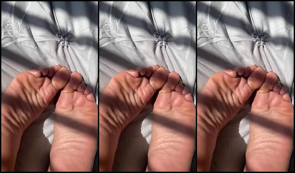 Toesbyayla Onlyfans On Bed Rubbing My Feet Together Lol 2