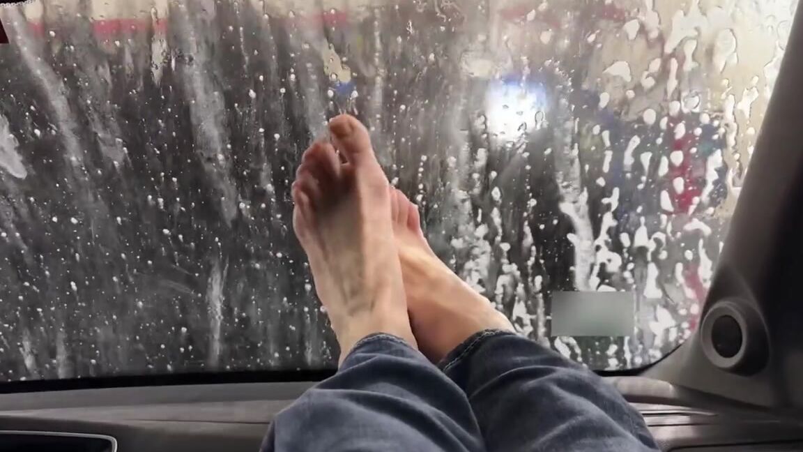 Solemate91 Nicknamed Solemate91 Onlyfans Do You Think The Car Wash Guy Was Interested Should I Offer To Let Him Smell