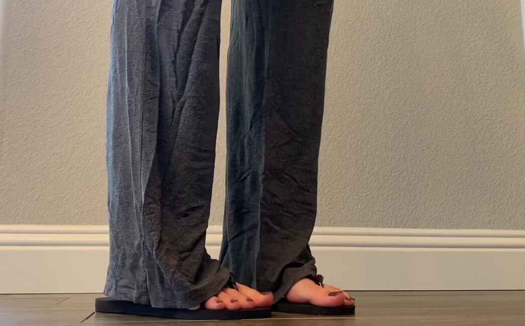 Brooke Jones Nicknamed Myposedtoesvip Onlyfans Toes Soles And Long Sweat Pants Want To Come Enjoy Them Peaking Out At You