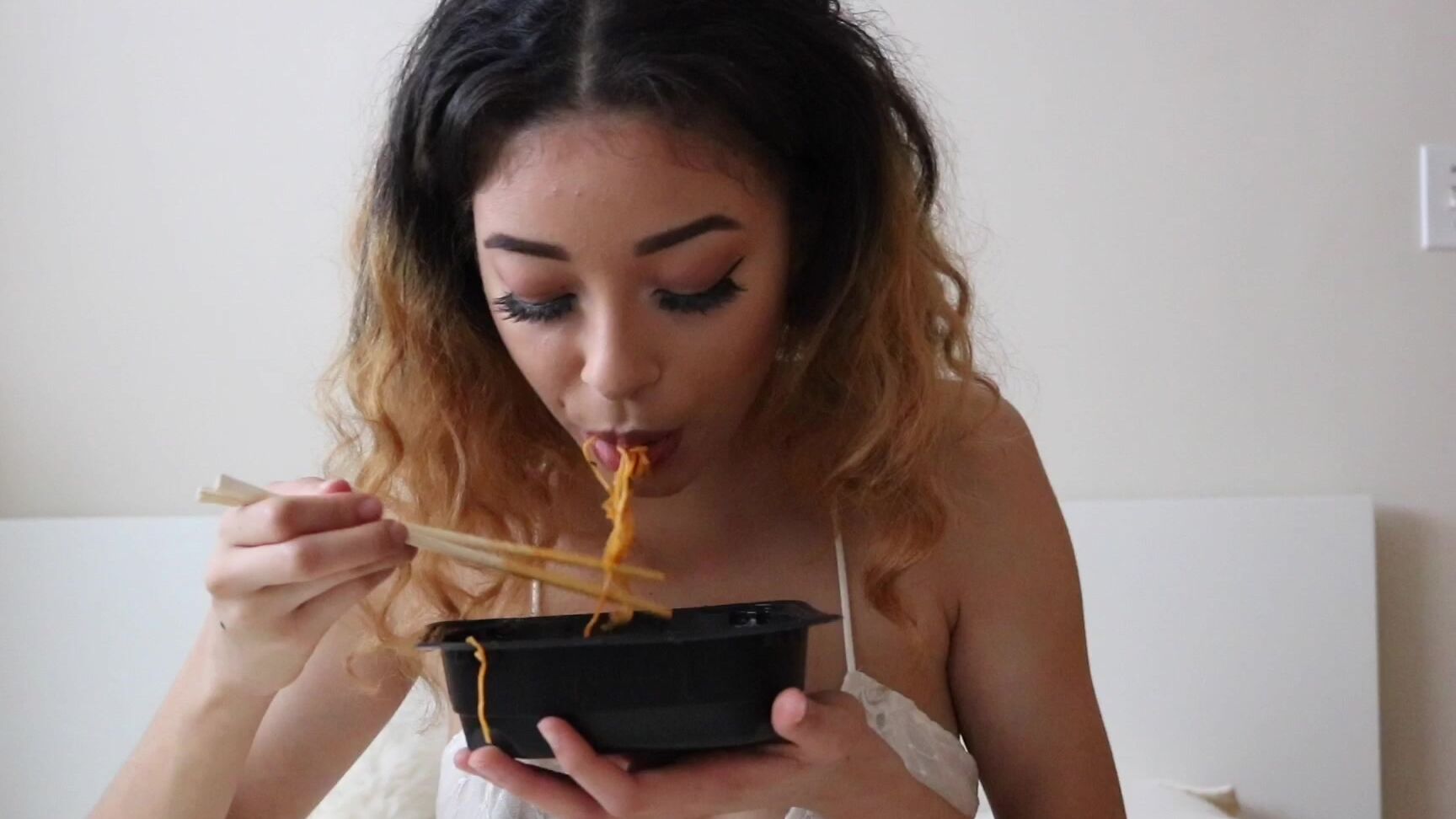 Blonde, Eating, Ebony, Mukbang, Teens scarlett bloom spicy yakisoba fruit sandwich mukbang ManyVids