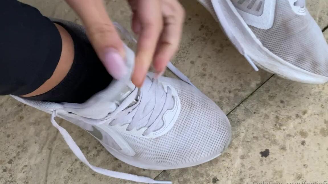 Goddesssuzie26 Onlyfans Post Run These Feet Need To Breathe The Smell Hits You Like A Train When My Feet Pop Out Swipe 2