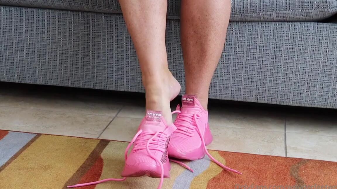 Wonderaeetwoman Nicknamed Wonderfeetwoman Onlyfans I M Off To Krav Kicking Ass On The Mat Preparing For Stripe Testing But Before I Head Out The Doo