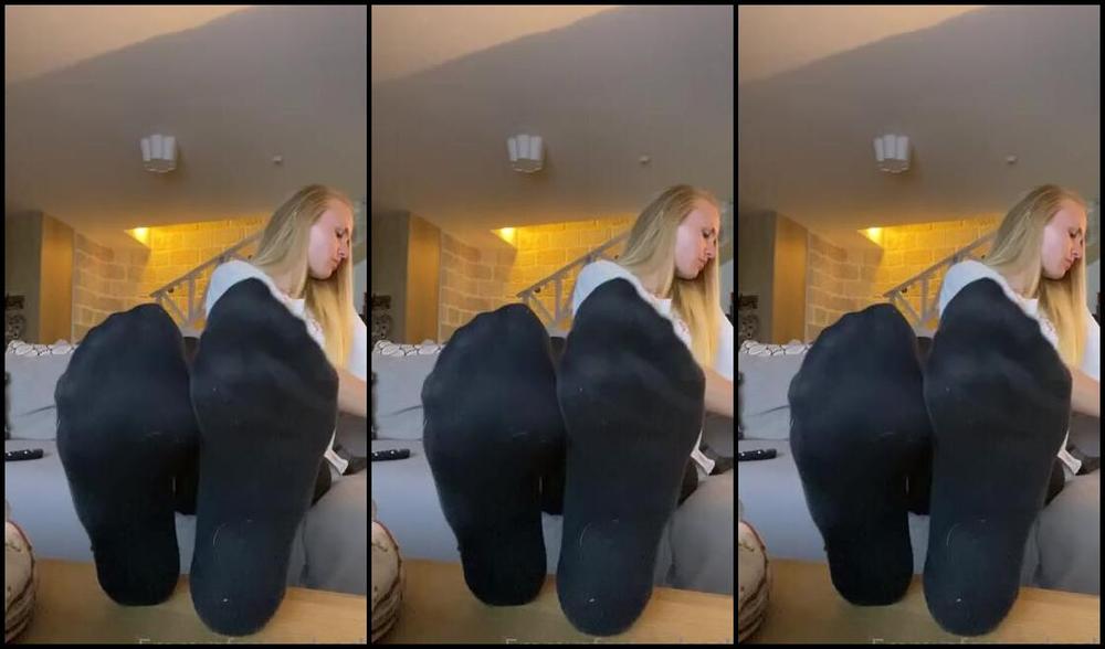 Emmysfeetandsocks Aka Emmyfeetandsocks Onlyfans Day 7 I Know Its Hard For You To See My Beautiful Smelly Socks And Feet With The Knowlegde Yourep