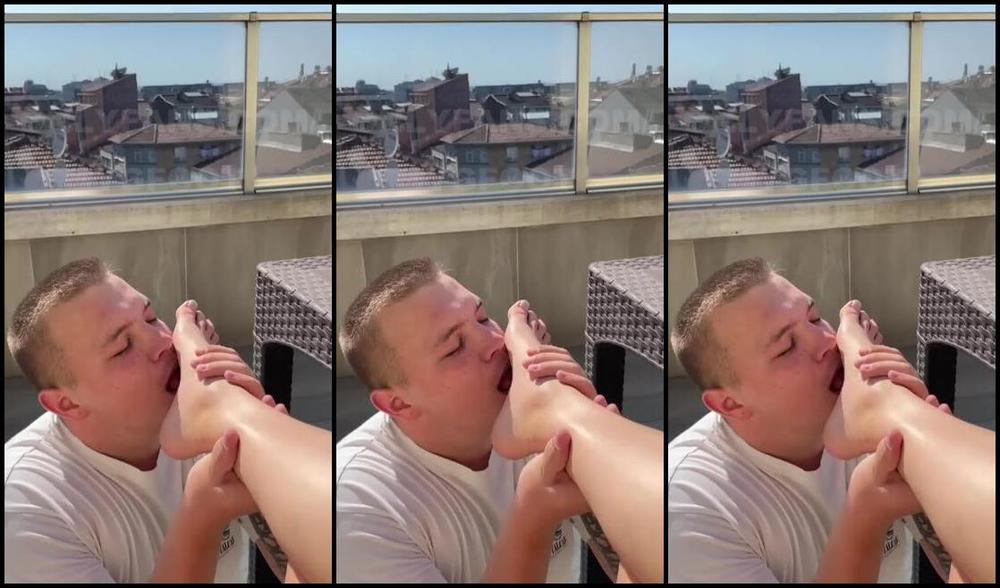 Ygoddess Aka Ygfoot Onlyfans Come Closer And Get My Foot Deep Into Your Mouthp