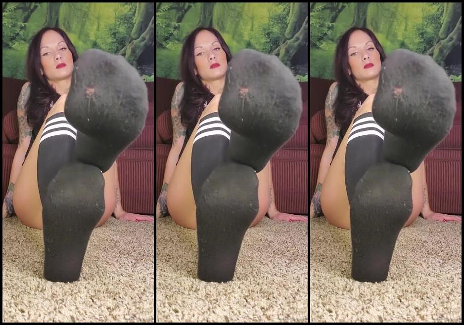 Mssjada Nicknamed Mssjada Onlyfans Stripping Off My Knee High Socks Licking My Feet And Sucking My Toes I Left Lipstick Rings Tzv