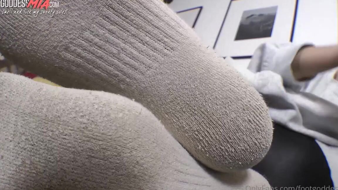 Footgoddessmia Onlyfans Im Gossiping With My Friend And I Dont Even Notice You You Stupid Slutp