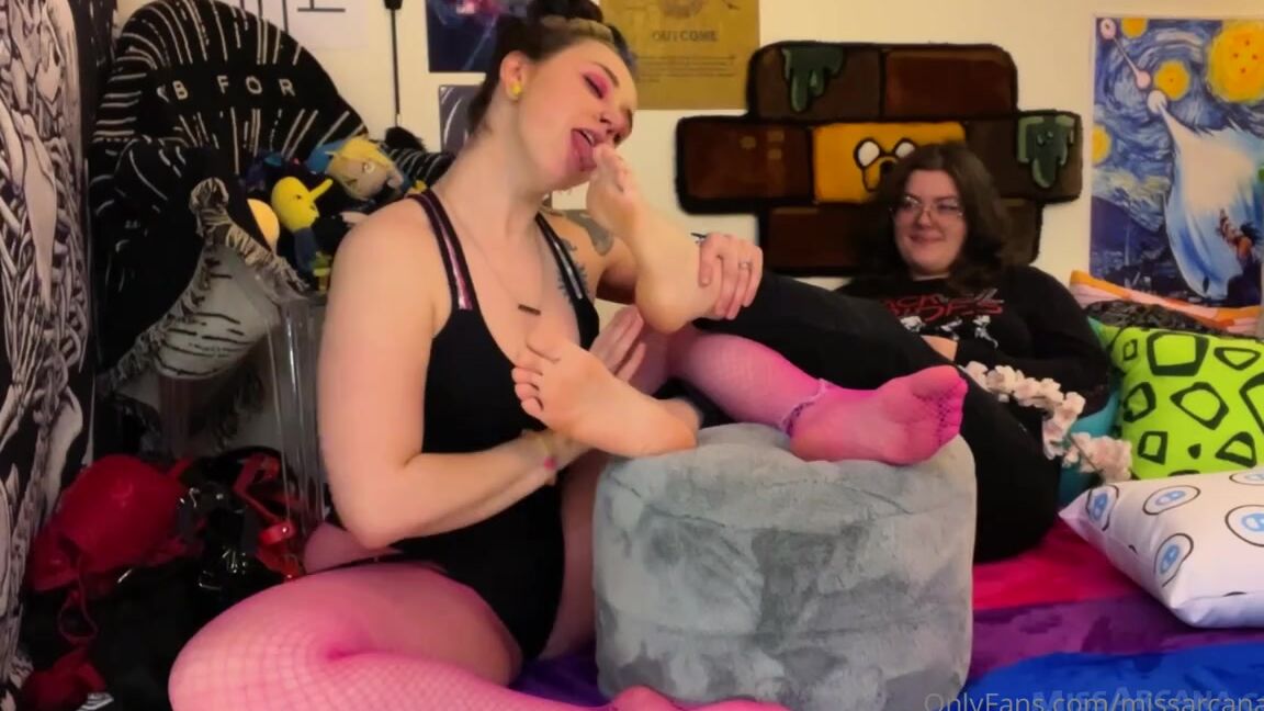 Missarcanaplus Nicknamed Missarcanaplus Onlyfans Collab Video Foot Worship Pussy Rubbing Oblinaskittles And I Were Hanging Out And I Just Couldn