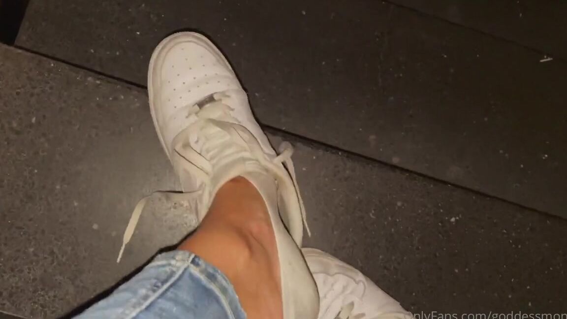 Goddessmona 91 Onlyfans So Kalt Drauen Aber Verdammt Hei Schwitzig Und Feucht In Meinen Sneakern So Cold Outsidep