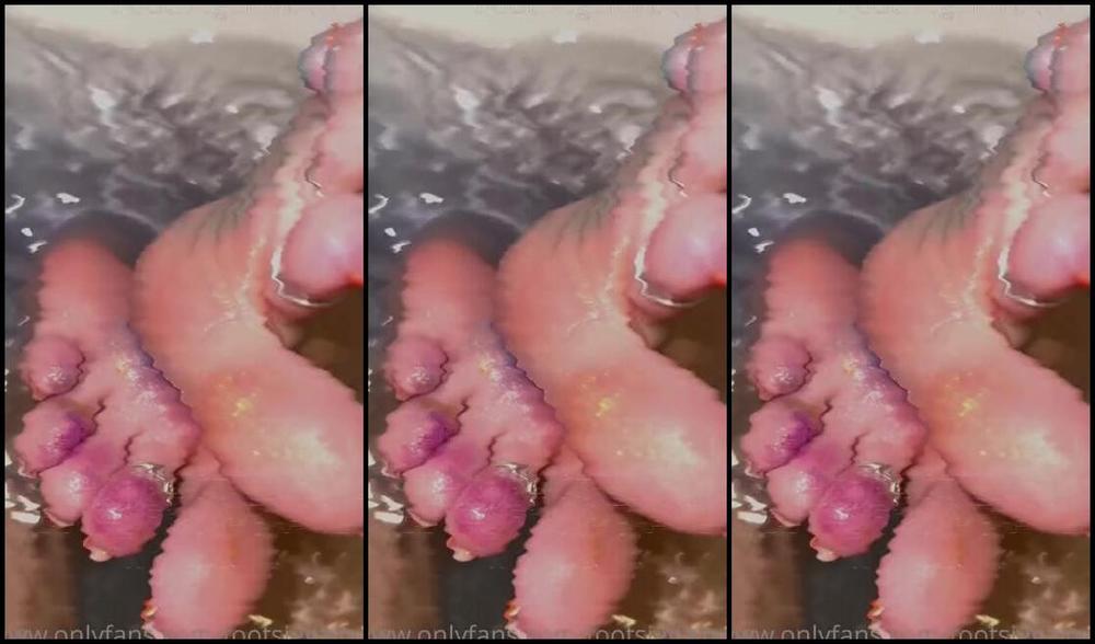 Footsiegalore Onlyfans Up Super Close To My Wet Feet With My Bath Bomb Fizzing Away Look At How Delicious My Wet Wrinkly