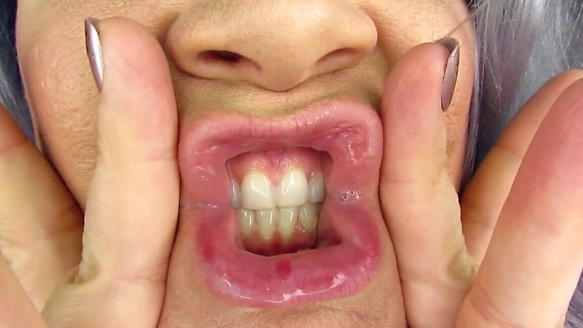 Misswhitneymorgan Whitney Sexy Shaped Lips Spit Bubbles