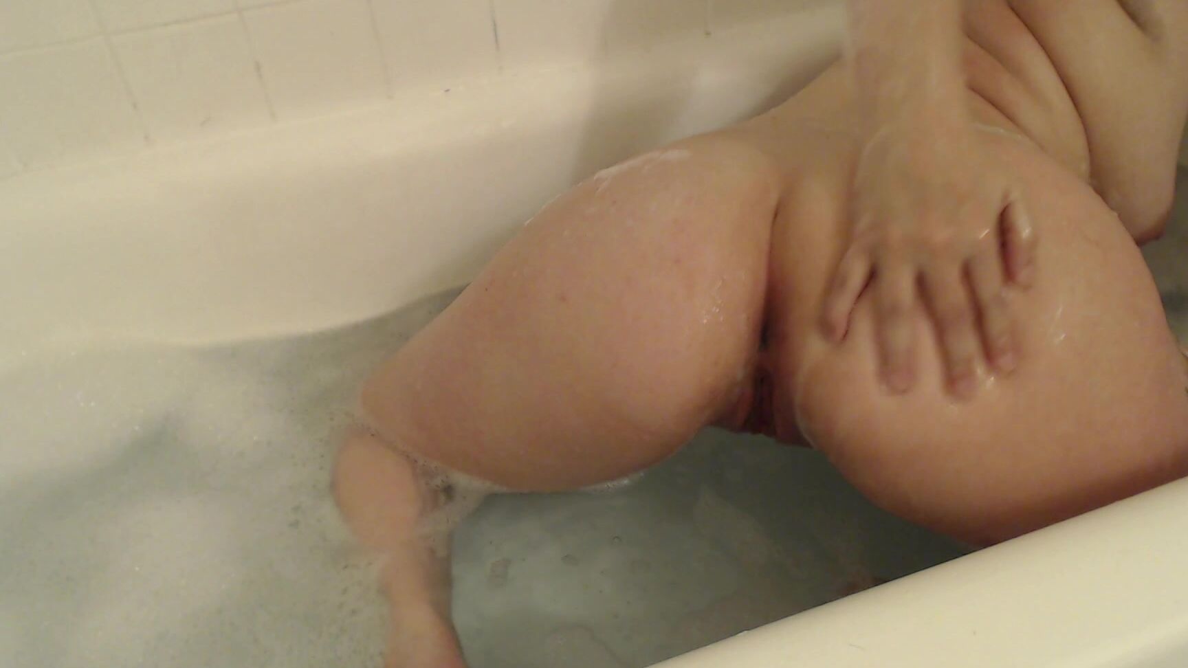 Victoria Winters Bathtime Twerk