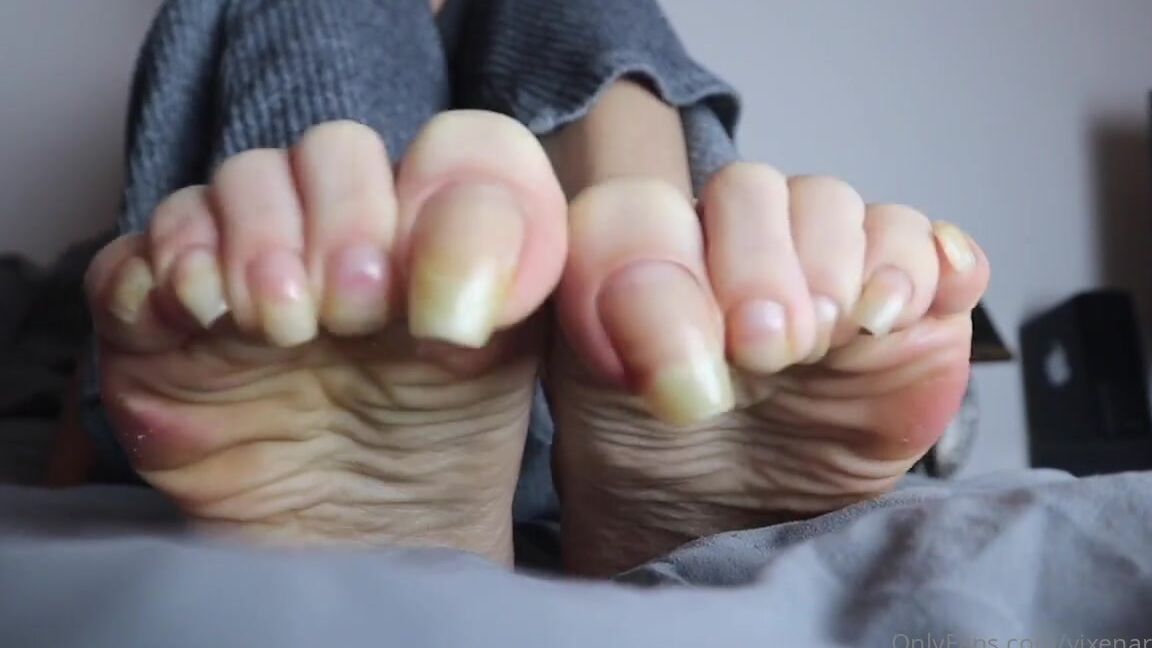 Vixenarches Onlyfans Long Bare Toenails And Fingernails