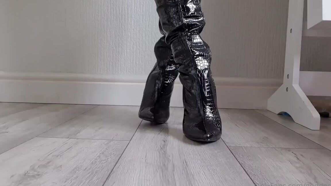 Miss Evie Lock Nicknamed Missevielock Onlyfans These Black Snakeskin Boots Could Do Sooo Much Hot Damage