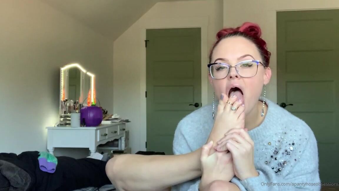 Apantyhoseobsessions Happy Saturday Enjoy This New Barefoot Worship Tease Vid Shows A Nice View Of My Legs An