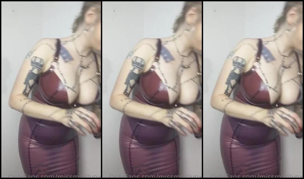 Miss Marilyn Nicknamed Missmarilynxx Onlyfans My New Rubber Outfit Seeing As I Look So Gorgeous Its Hard To Keep It