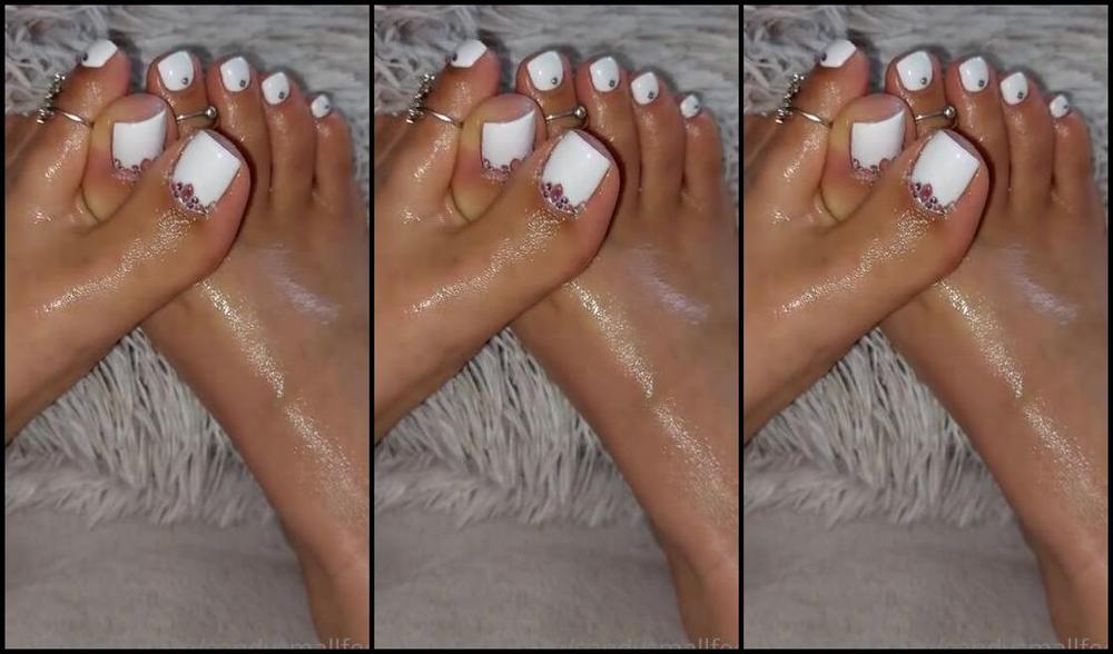 Mica Sandy Nicknamed Sandysmallfeet Onlyfans I Know Oily Toes Are Your Thing So Here It Is Enjoy