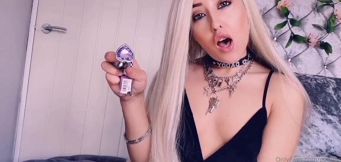 Miss Evie Lock Nicknamed Missevielock Onlyfans I Would Love To Paint Your Nails But How About We Pair Them