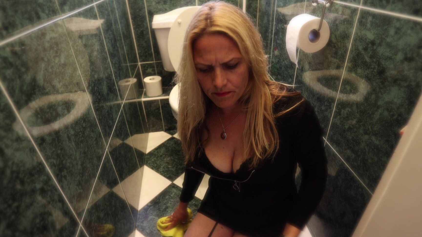 Ladyarbella Voyeur Stepson Cums On Mommy Peeing