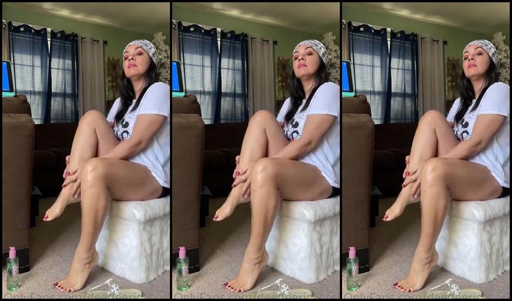 Deedeericanfeet Onlyfans As Requested My Oily Legs And Tory Sandles Dangle