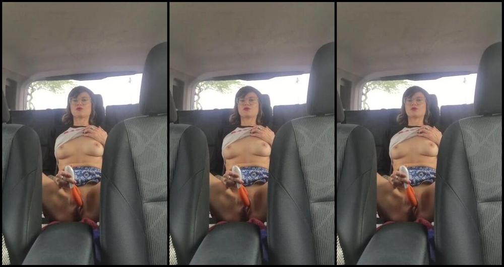 Lexi Dollface Cumming In The Car