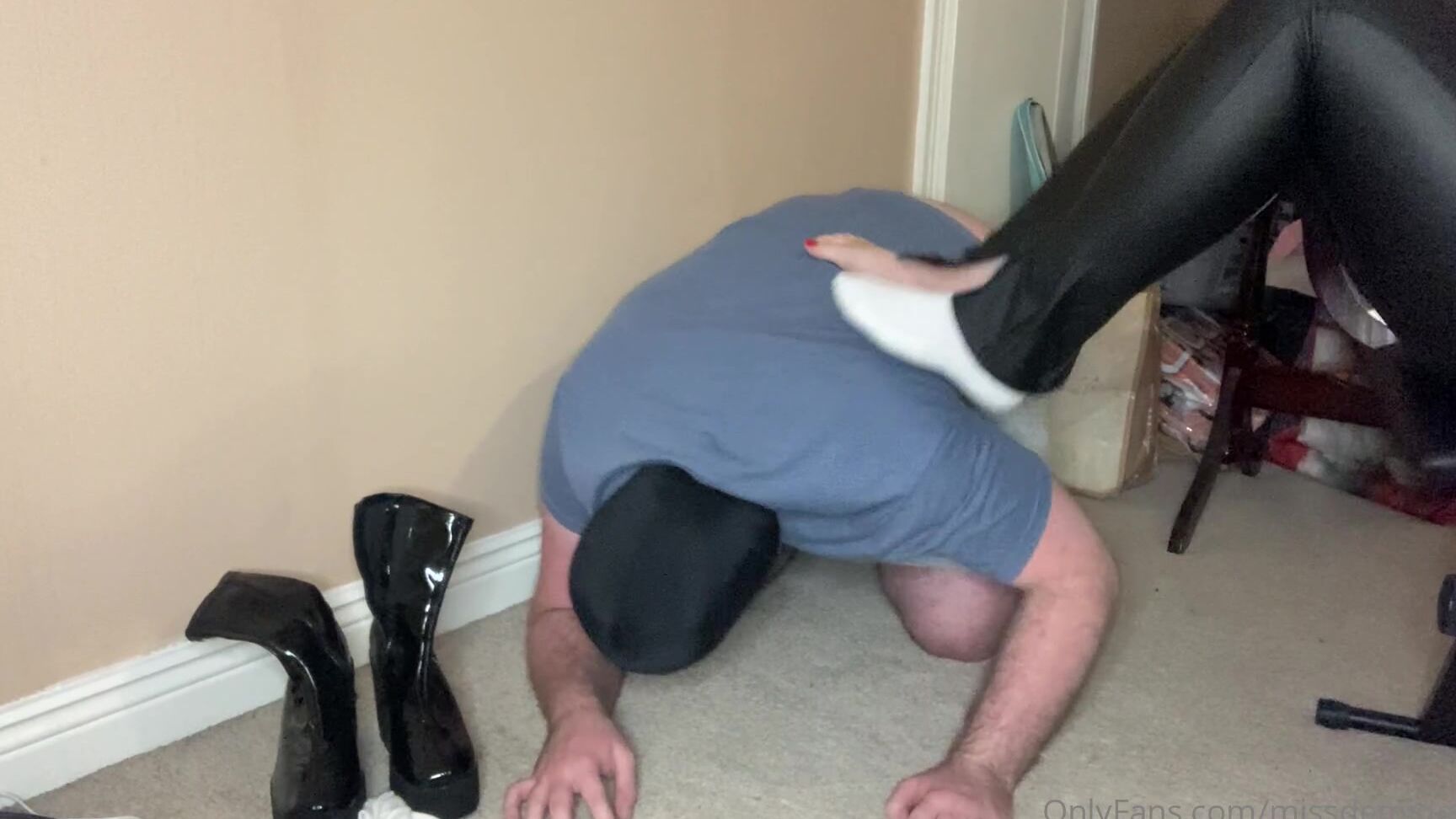 Missdemidee Are You A Bitch For Feet Like This Loser Is Minutes Worshipping My Feet Is A Priv