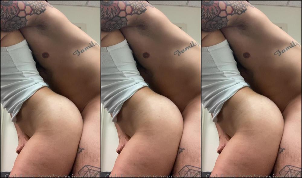 snowieandryan-10-10-2021-2243414563-snuck-into-his-office-on-thursday-before-heading-out-of-town-can-t-get-on-a-flight-with