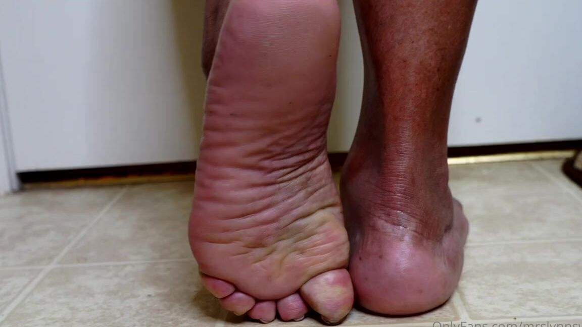Auntie Lynn Nicknamed Mrslynnsworld Onlyfans Do You Like Scrunching If So Youll Enjoy Me Scrunching My Meaty Soles In This Video