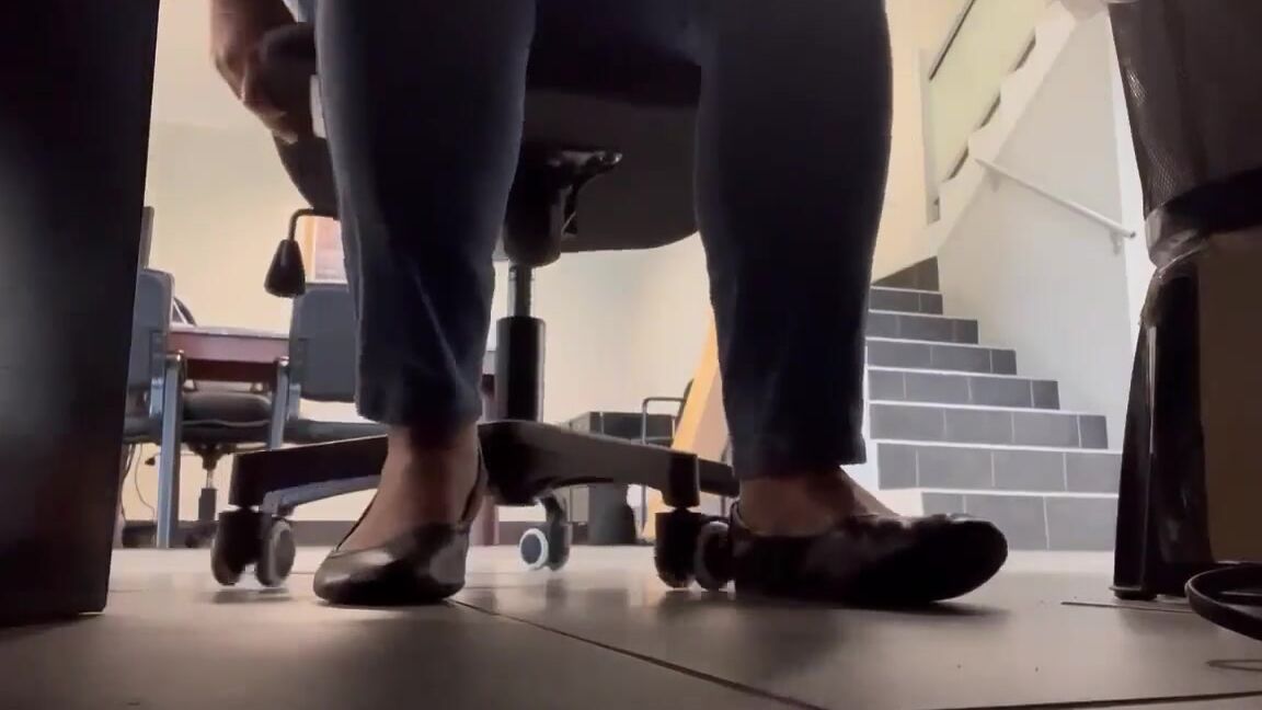 Pediqueensoles Nicknamed Pediqueensoles Onlyfans Get Under My Desk And Smell My Feet While I Work