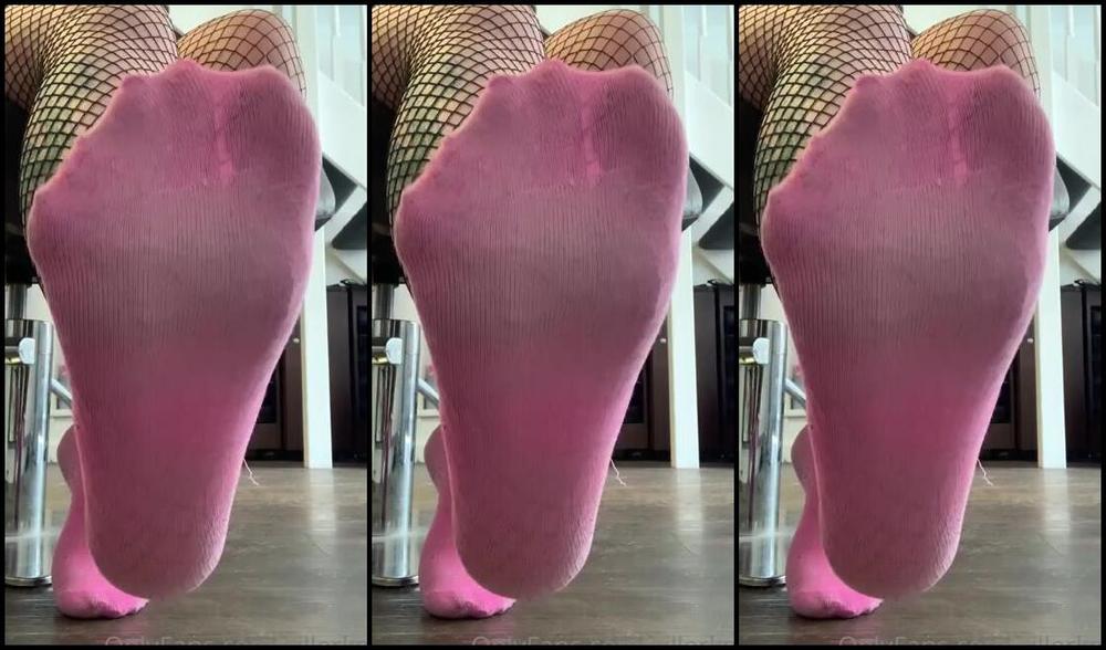 Killersexyfeets Nicknamed Killerkell Onlyfans Just Sitting Bored At Work Thought I D Make Your Cock Hard For 5 Minutes