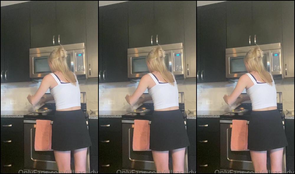 Jillkassidyy Baking Muffins For You