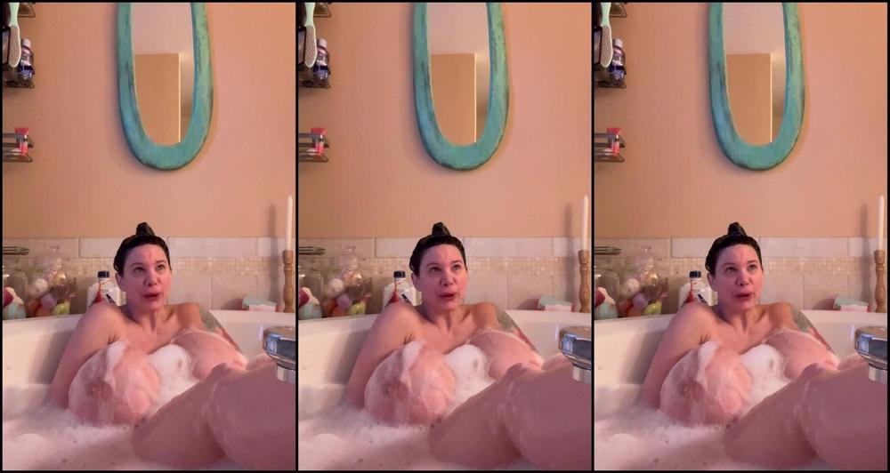 Thebrittanyxoxo Lil Bubble Bath Video While My Hair Is Colored And Waitin To Be Washed Out