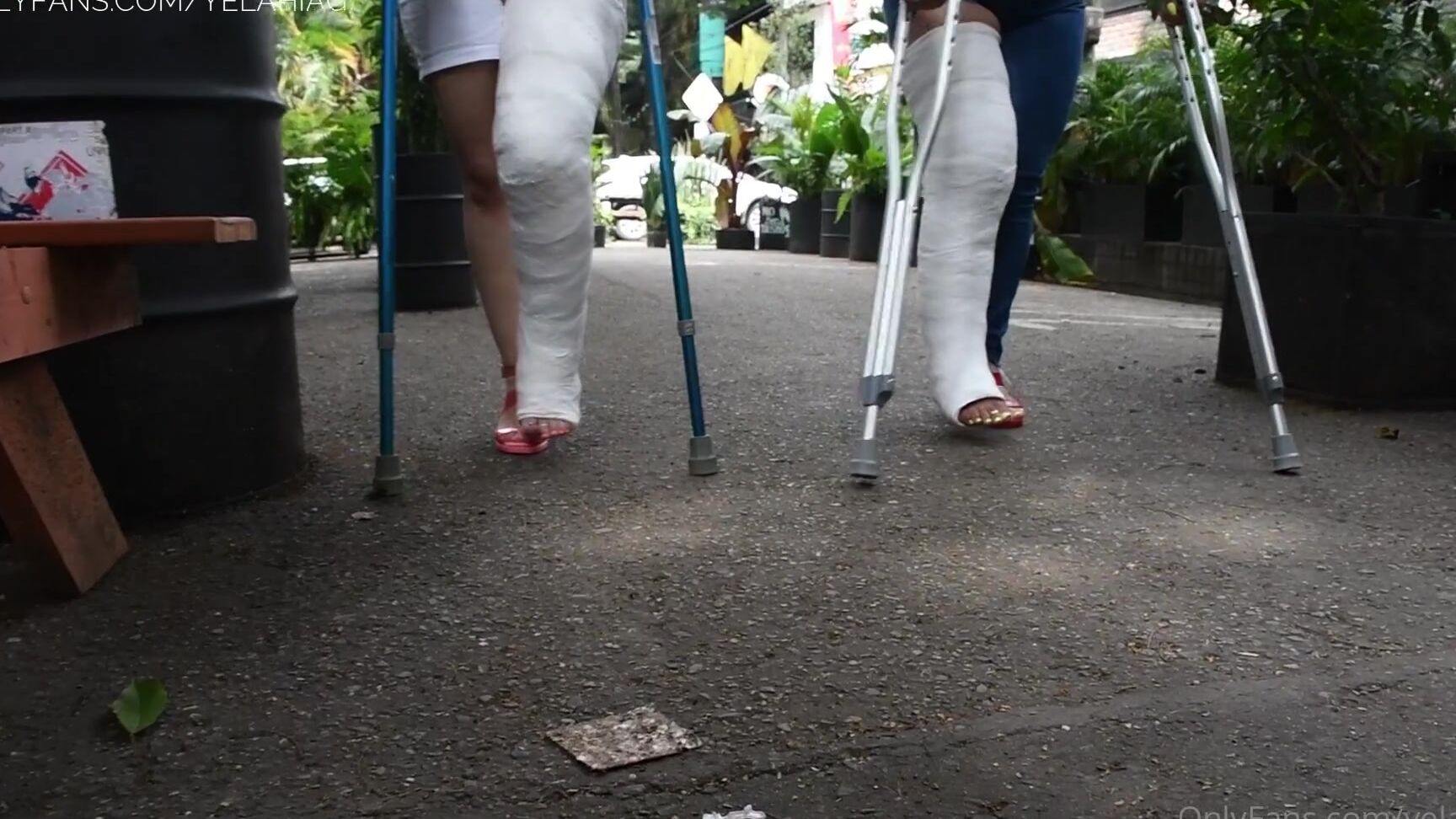 Yelahiag Walking In Large Leg Cast At El Poblado Medellin With Evvacast Enjoy Guys And Many Mor