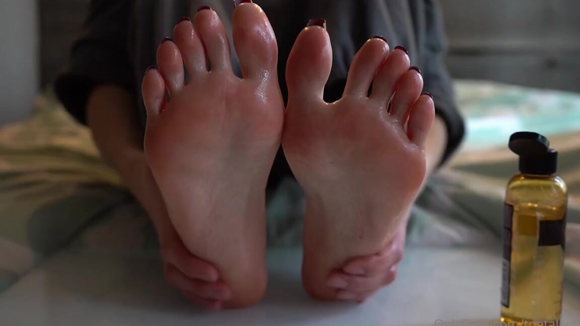 Toetallydevine Onlyfans Chatty Oiling On A Winter Day Tags Oil Oilyp