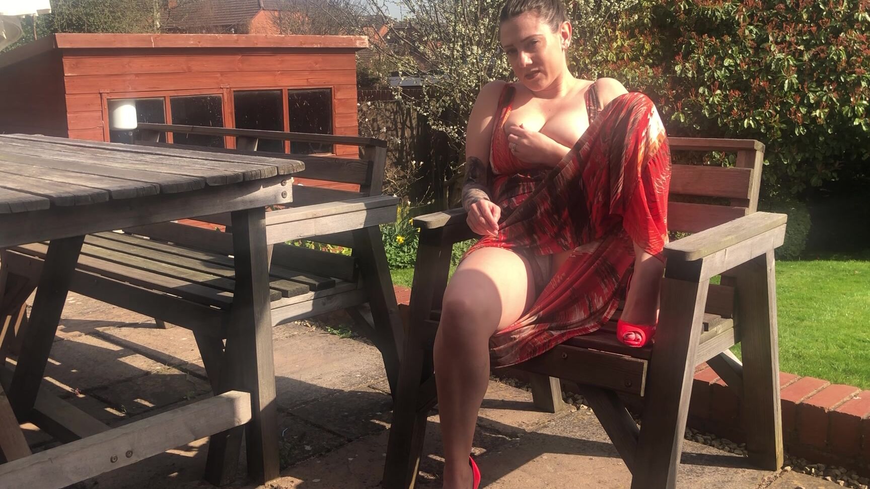 "SuzieLove212" brunette, milf, outdoors, public nudity, pussy play Pussy Play in the Garden Chair Outside manyvids