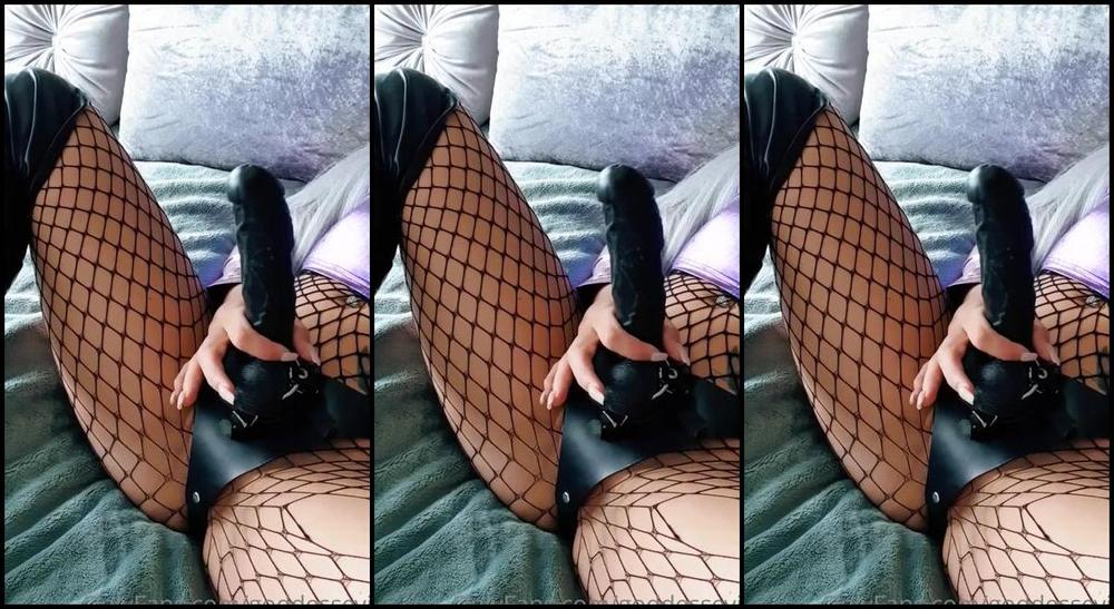 Miss Evie Lock Nicknamed Missevielock Onlyfans Youre Going To Be A Good Little Beta And Get On Your Hands