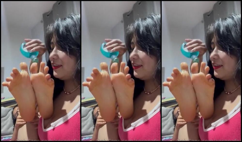 Maggiesita Aka Cocopafeet Onlyfans Mi Amiga Me Besa Mis Pies Y Me Hace Cosquillitas